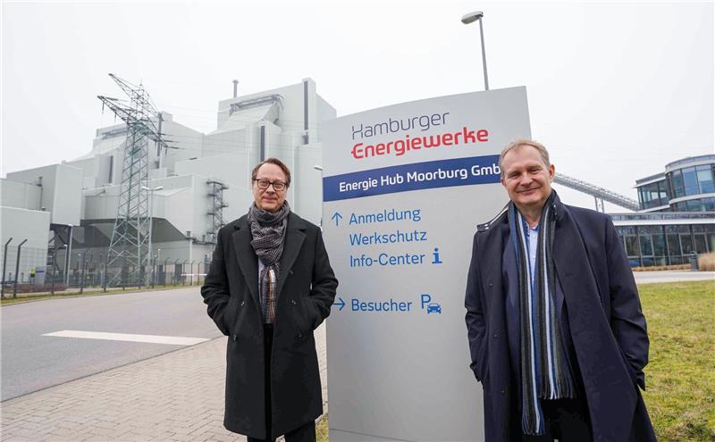 Jens Kerstan (r, Bündnis 90/Die Grünen), Senator für Umwelt, Klima, Energie und Agrarwirtschaft in Hamburg, und Christian Heine, Sprecher der Geschäftsführung der Hamburger Energiewerke, vor dem ehemaligen Kohlekraftwerk Moorburg.