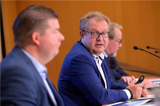 Jens Kerstan (r, Bündnis 90/Die Grünen), Senator für Umwelt, Klima, Energie und Agrarwirtschaft in Hamburg, stellt neben Andreas Dressel (l, SPD), Senator für Finanzen in Hamburg, auf der Landespressekonferenz im Rathaus nach der Senatssitzung die Energiesparmaßnahmen der Stadt Hamburg vor. Foto: Jonas Walzberg/dpa