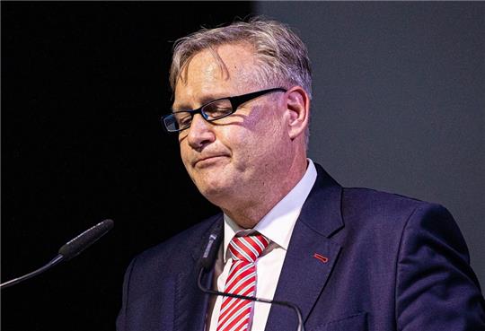 Jens Kestner, Landesvorsitzender der AfD Niedersachsen, spricht bei einem Sonderparteitag der AfD Niedersachsen. Foto: Moritz Frankenberg/dpa