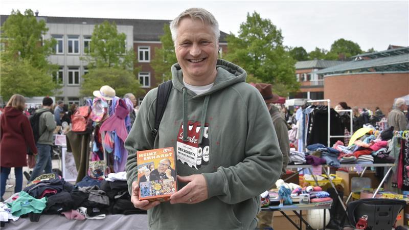 Zum Muttertag auf Schnäppchenjagd in Stade: Kunst, Krempel und Klamotten Jens Klintworth freut sich über die Heinz-Erhard-DVD.