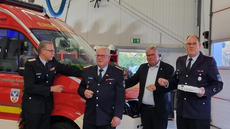 Jork: Rollende Kommandozentrale der Feuerwehr auf „Claus Rehder“ getauft Jens Lohmann, Claus Rehder, Matthias Riel und Malte Hunold stoßen auf den neuen Einsatzleitwagen an (von links).