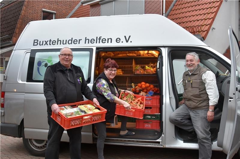 „Buxtehuder helfen“: Seit zehn Jahren im Einsatz für sozial Schwächere Jens Mathias, Vera Möller und Ralf Dehde bereiten sich auf die nächste Tour vor. Foto: Felsch