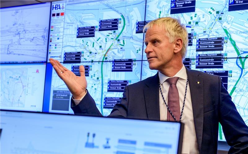 Jens Meier, Chef der HPA, erklärt die Funktionsweise der neuen 5G-Technologie . Foto Heimken/dpa
