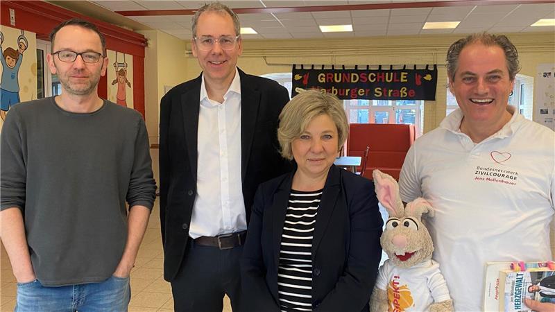 Jens Mollenhauer und Schulleiterin Alla Martschenko mit den Projekt-Unterstützern Thomas Butter und Christian Plötzky.