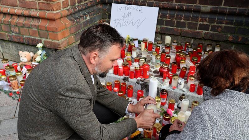 „Einfach so sinnlos“ - Erschütterung über Kinderleiche in Güstrow Jens-Peter Schulz, Pastor der Ev.-Luth. Pfarrgemeinde Güstrow, ist es ein Trost, dass die Menschen in Güstrow mit ihrer Trauer und Anteilnahme zusammenkommen.