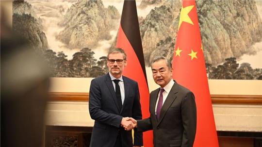 Jens Plötner (l) steht neben Chinas Außenminister Wang Yi.