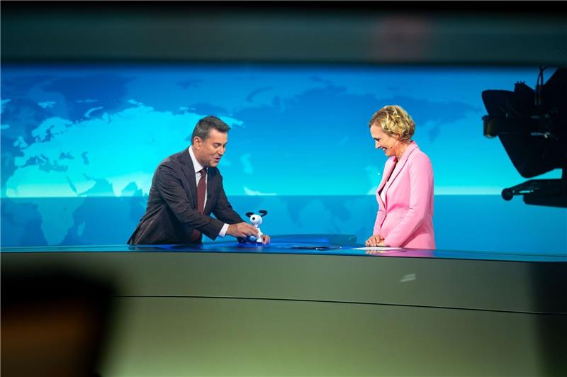 Großer Abschied für Caren Miosga Jens Riewa (l-r) schenkt Caren Miosga am Ende ihrer letzten Sendung eine Snoopy-Figur.