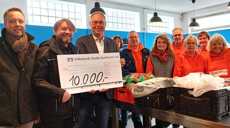 Jens Schulte-Steffens und Markus Lechtenböhmer (Erster und Dritter von links) vom Lions Club Stade übergaben Wolfgang Drews (Zweiter von links) einen großen Scheck.