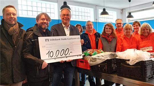 Jens Schulte-Steffens und Markus Lechtenböhmer (Erster und Dritter von links) vom Lions Club Stade übergaben Wolfgang Drews (Zweiter von links) einen großen Scheck.