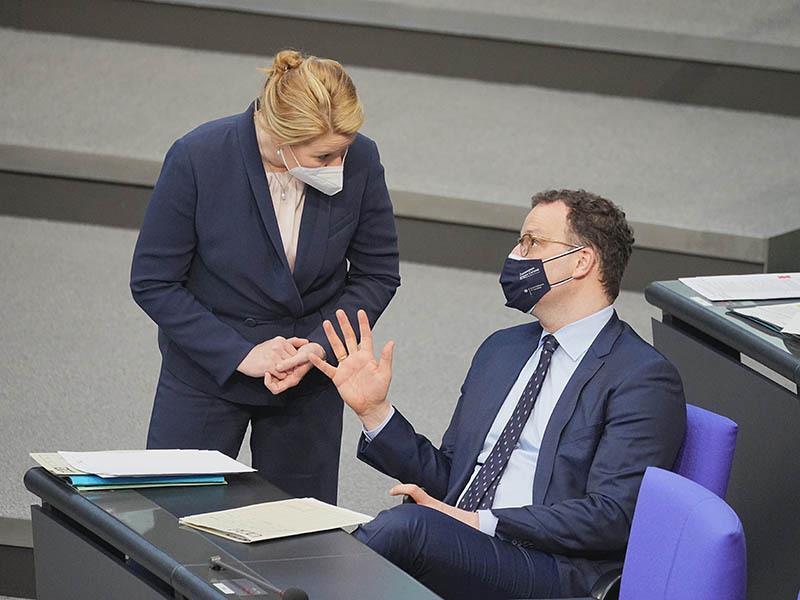 Jens Spahn (CDU), Bundesminister für Gesundheit, spricht mit Franziska Giffey (SPD), Bundesministerin für Familie, Senioren, Frauen und Jugend, im Plenum im Bundestag. Foto: Michael Kappeler/dpa