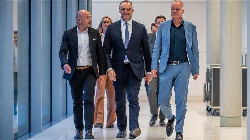 Bilder des Tages Jens Spahn (CDU, M), CDU/CSU-Fraktionsvorsitzender im Bundestag, kommt mit Mathias Miersch (r), SPD-Fraktionsvorsitzender im Bundestag, und Alexander Hoffmann, CSU-Landesgruppenvorsitzender im Bundestag, zum Statement nach der namentlichen Abstimmung von Richtern und Richterinnen am Bundesverfassungsgericht (BVerfG).