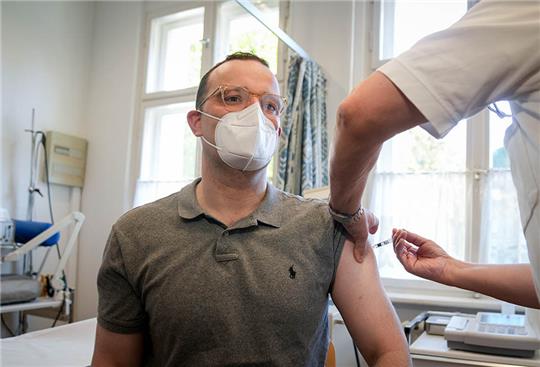 Jens Spahn hat sich in einer Berliner Arztpraxis gegen Grippe impfen lassen. Foto: Kay Nietfeld/dpa