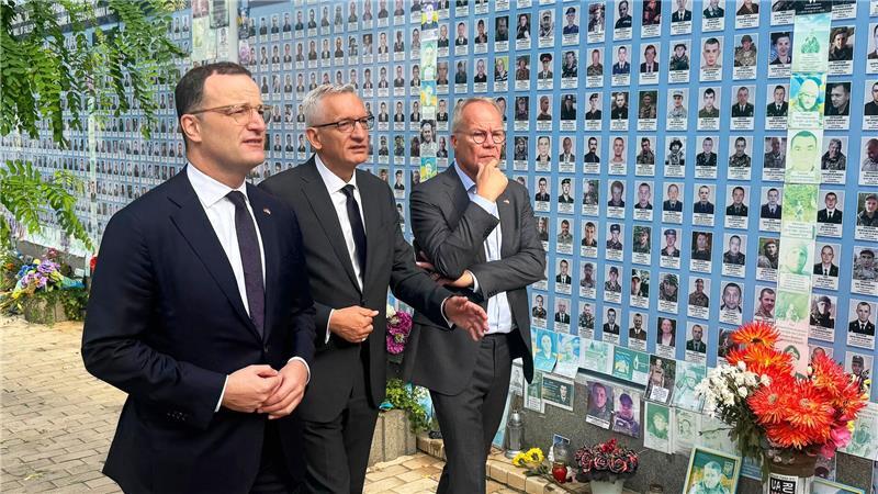Bilder des Tages Jens Spahn (l) und Matthias Miersch (r) gemeinsam in der Ukraine: Sie gedenken bei ihrem Besuch in der ukrainischen Hauptstadt Kiew zusammen mit dem deutschen Botschafter in der Ukraine Martin Jäger den getöteten ukrainischen Soldaten.