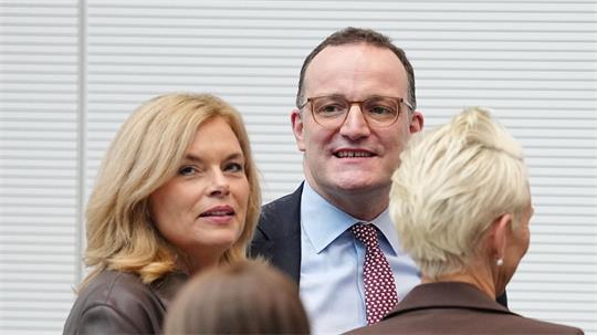 Jens Spahn war bei seiner Rückkehr in die Bundestagsfraktion ein beliebter Gesprächspartner.