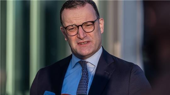 Jens Spahn weist die Kritik der Grünen am Kurs des Kanzlers zurück.