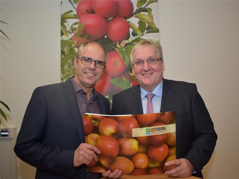 Jens Stechmann, Vorsitzender der Bundesfachgruppe Obstbau und des Obstbauversuchringes des Alten Landes (OVR), dankt dem stellvertretenden OVR-Leiter und Leiter des Beratungsteams Kernobst der „Esteburg “, Joerg Hilbers (links). Dieser wird
