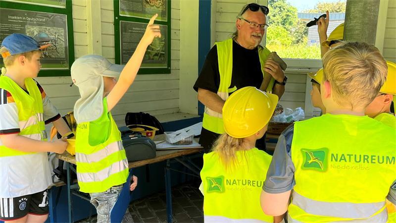 Archäologie, Kunst und die Geburt: Diese Kinder wollen in den Ferien lernen Jens Steinkühler erklärt den Kindern, worum es bei der Archäologie geht.