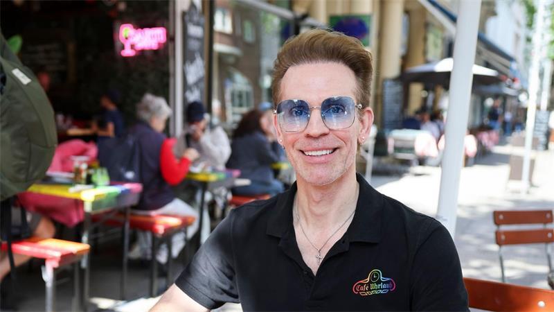 Jens Weber arbeitet im Café Uhrlaub. 