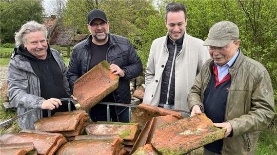 Jens Wilke, Jens Ott, Tom Neumann und Rainer Kröger (von links) vom Bäuerlichen Hauswesen in Bliedersdorf begutachten die Dachpfannen für die künftige Brauerei.