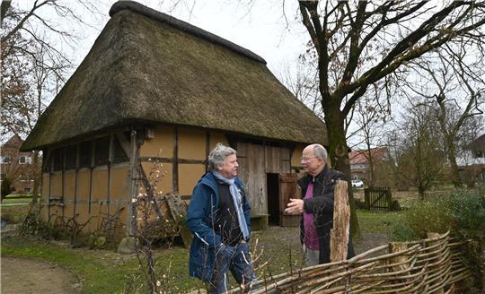 Jens Wilke und Rainer Kröger im Gespräch vor der Durchfahrtsscheune (von links).