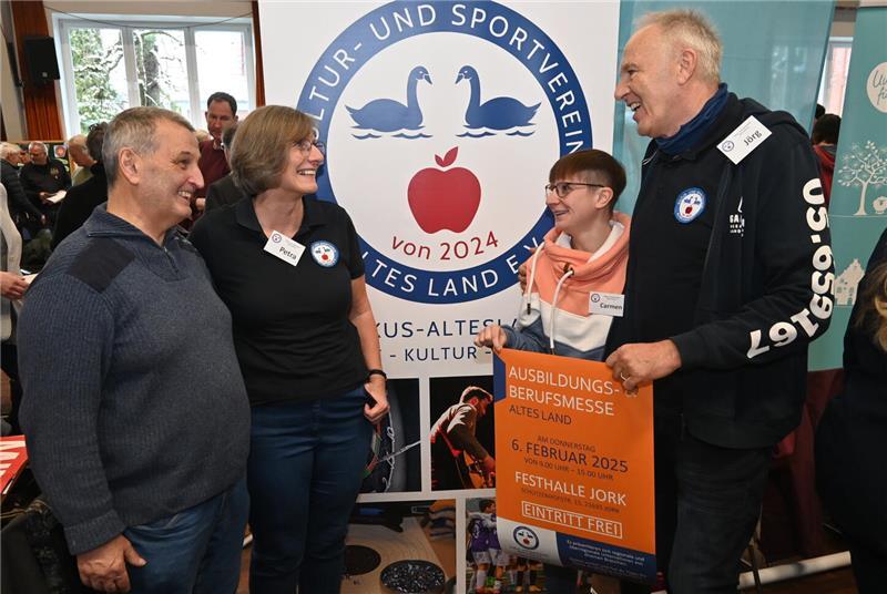 Jens Zych, Petra Paatz, Carmen Thater und Dr. Hans-Jörg Paatz (von links) werben für die Berufs- und Ausbildungsmesse in der Altländer Festhalle.