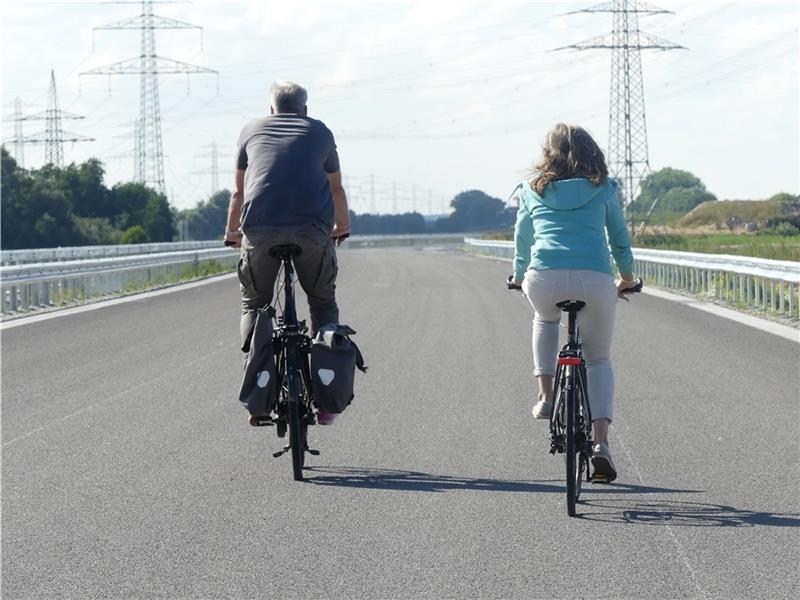 Jens und Corinna K. aus Buxtehude sind seit Jahren auf der A 26 unterwegs: Als noch Sand lag, mit Hund, seit einem Jahr per Rad. Fotos: Knappe