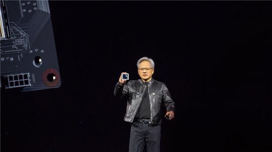Jensen Huang, Chef des Chipkonzerns Nvidia, zeigt auf der hauseigenen Entwicklerkonferenz GTC den neuen KI-Chip Blackwell. Der Chipkonzern will die führende Rolle bei Technik für Anwendungen mit Künstlicher Intelligenz ausbauen.