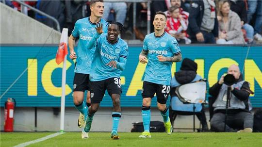 Jeremie Frimpong (M) brachte Bayer Leverkusen mit seinem Tor gegen den 1. FC Köln auf die Siegerstraße.