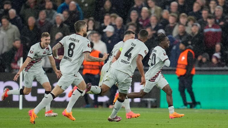 Jeremie Frimpong (r) erlöst Leverkusen mit seinem Ausgleichstor spät.