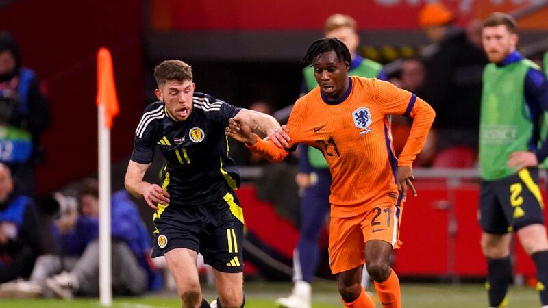 Jeremie Frimpong (r) stand in der Startelf der Niederländer gegen Schottland.