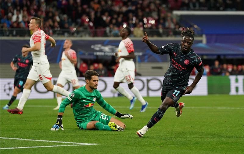 Opendas Tor reicht nicht: RB verliert gegen Manchester City Jeremy Doku (r) setzte beim ManCity-Sieg in Leipzig den Schlusspunkt.