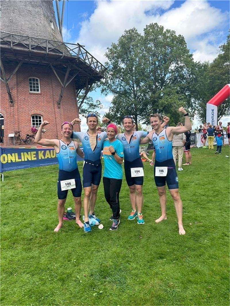 Triathleten des Stader SV erreichen ihr Saisonziel Jeroen Eversen, Julian Elfers, Uta Elfers, Jonas Elfers, Patrick Eversen (v.l.) freuen sich über einen gelungenen Saisonabschluss.