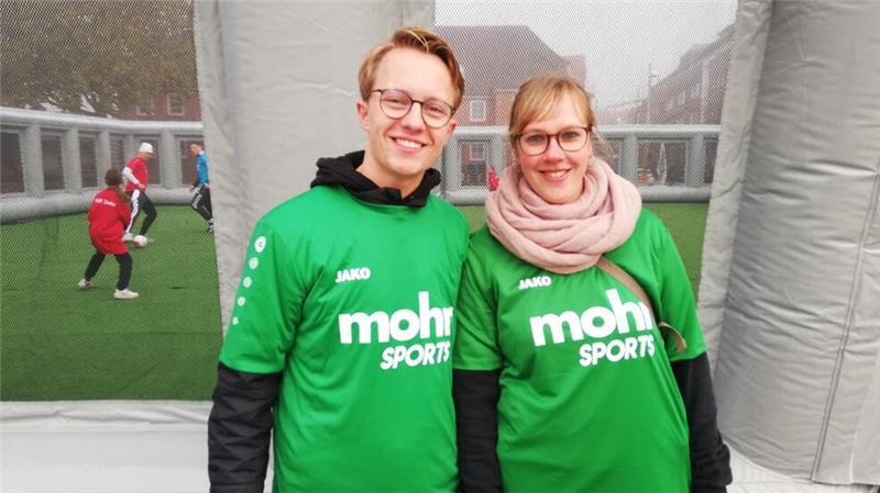 Klima, links, rechts? So tickt die Jugend in Stade politisch Jeroen Eversen (li.) von der Sportjugend Stade und Wiebke Wilkens vom Verein Ankerplatz Stade organisierten den Aktionstag für die Demokratie.