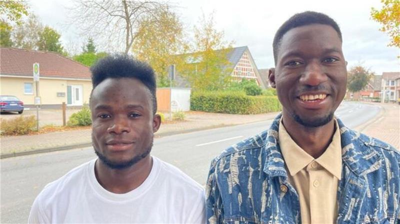 Jerry (l.) und Mamadou haben sich erfolgreich um einen Job gekümmert.