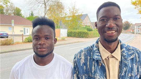 Jerry (links) und Mamadou haben sich erfolgreich um einen Job gekümmert und möchten gerne in Deutschland bleiben – aber Jerry soll in wenigen Tagen ausgewiesen werden.