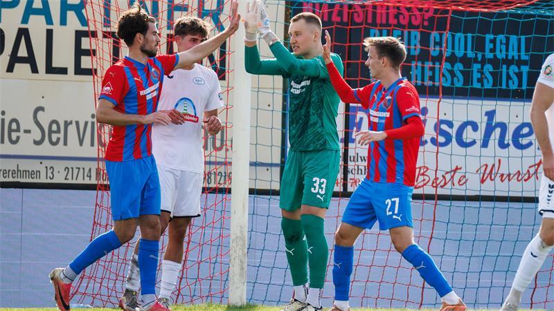 „Der Dickste geht ins Tor“: D/A-Keeper Heim räumt mit 10 Vorurteilen auf Jesper Heim verschenkt seine Handschuhe, wenn er mit ihnen ein Spiel verliert.