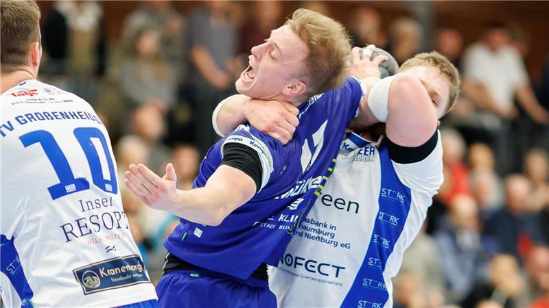 Jesper Müller wird mächtig in die Zange genommen. Spielen kann er noch nicht, aber für sein Extra-Training bekommt er Lob vom Coach.