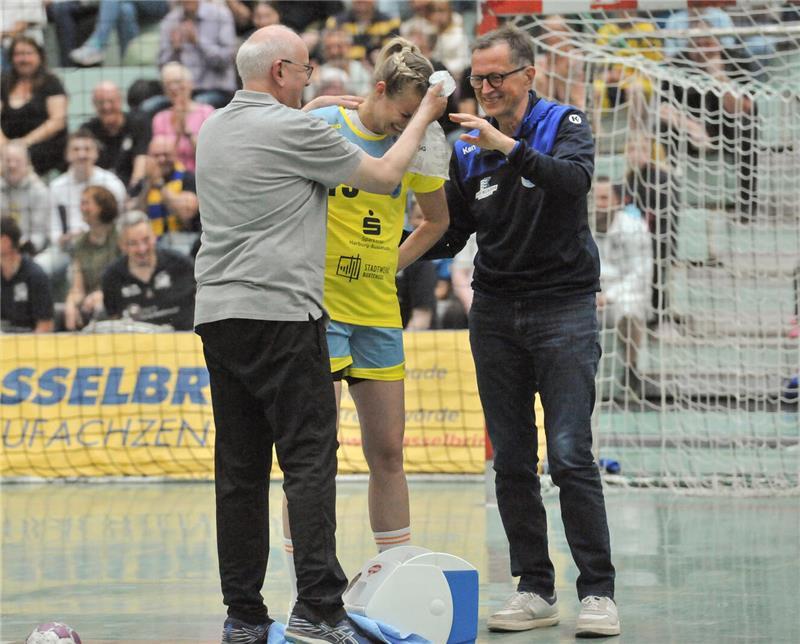 Ein letztes Mal Halle Nord: 74 Tore, viele Erinnerungen und viel Party Jessica Inacio in guten Händen, hier mit dem früheren BSV-Physio Jörn Schimkat (links) und Dr. Hans-Wolfram Körner in seinem letzten Spiel als Mannschaftsarzt.
