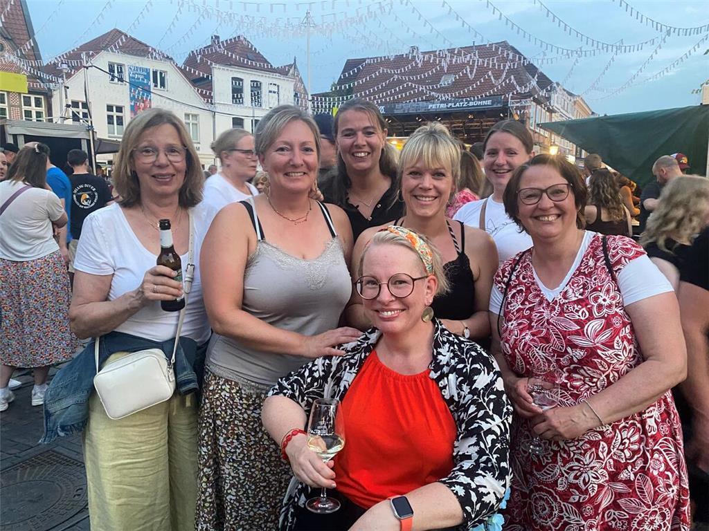 Jessica Kirst aus Deinste (2. von links) zieht mit einer großen Gruppe von Freun...