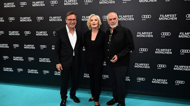 Jessica Lange posiert in München mit Thomas Linsmayer (l), dem Geschäftsführer des Deutschen Theaters, und Filmregisseur Michael Cristofer für die Fotografen.