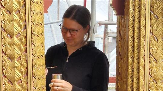 Jessica Neisemann bei der Arbeit an dem thailändischen Pavillon in Hagenbecks Tierpark.