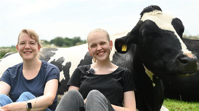 Jessica Novatki und Meike Nitsch nehmen zum zweiten Mal am Kuh-Kuscheln teil.