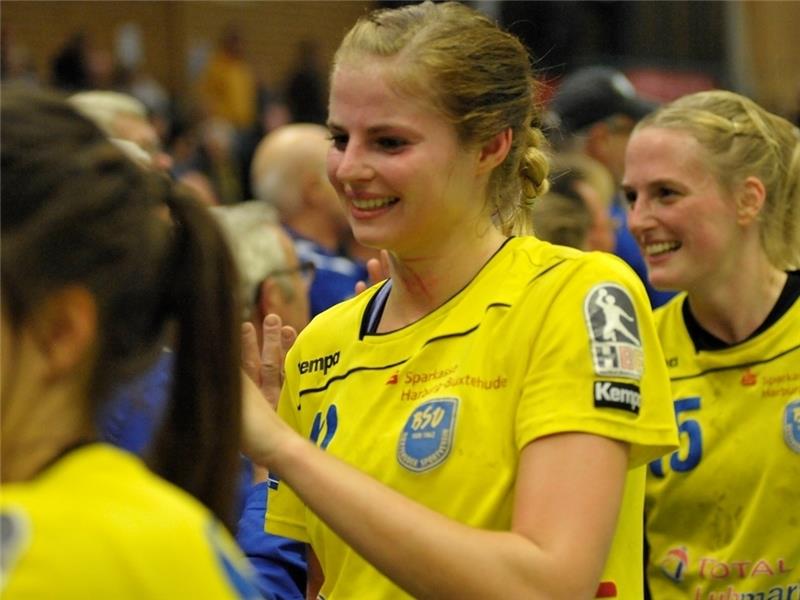 Jessica Oldenburg (2. von links) ist gezeichnet vom Spiel. Die 25-Jährige warf neun und damit die meisten Tore und bekam nach der Partie das Sonderlob des Trainers. Foto Jürgens