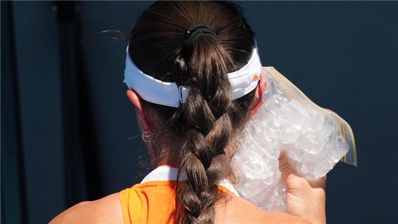 Jessica Pegula legt sich einen Eisbeutel auf ihr Gesicht.