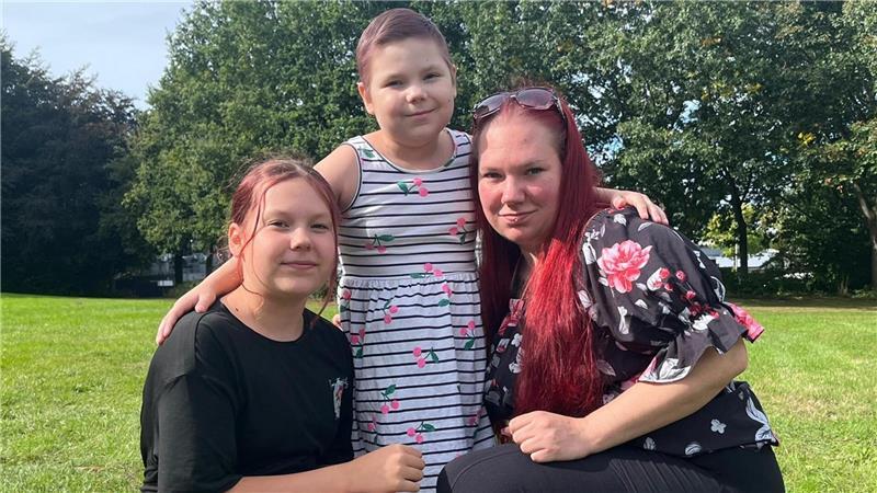 Jessica Schimang ist stolz auf ihre Töchter: Lia (Mitte) erhielt eine Stammzellspende ihrer älteren Schwester Larina (links).
