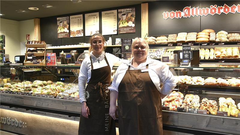 Jessica Spät (links) und Sabina Redepenning verkaufen ab 5 Uhr Backwaren und Kaffeespezialitäten.