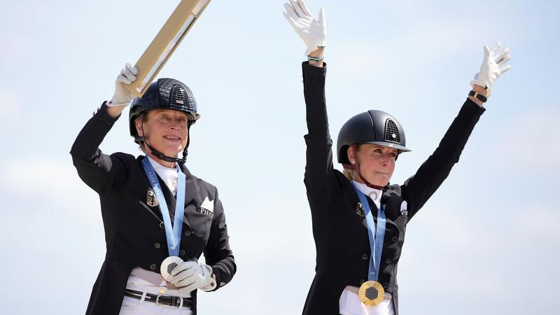 Jessica von Bredow-Werndl und Isabell Werth feiern ihre Medaillen.