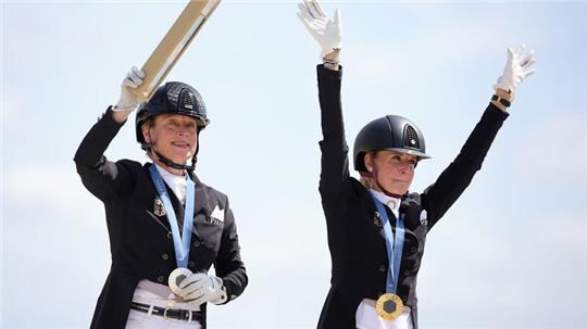 Jessica von Bredow-Werndl und Isabell Werth feiern ihre Medaillen.