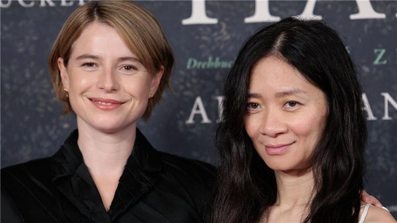 Jessie Buckley (l) und Regisseurin und Oscar- Preisträgerin Chloé Zhao bei der Berlin-Premiere von „Hamnet“. (Archivbild)