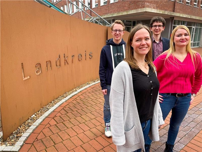 Gegen Angst vorm Ehrenamt: Landkreis will Nachwuchs in Vereinen fördern Jessika Grupe (links), Anne Schulze, Jeroen Eversen (links) und Philipp Tramm zeigen in den Schulklassen, was freiwilliges Engagement bedeutet. Foto: Ahrens
